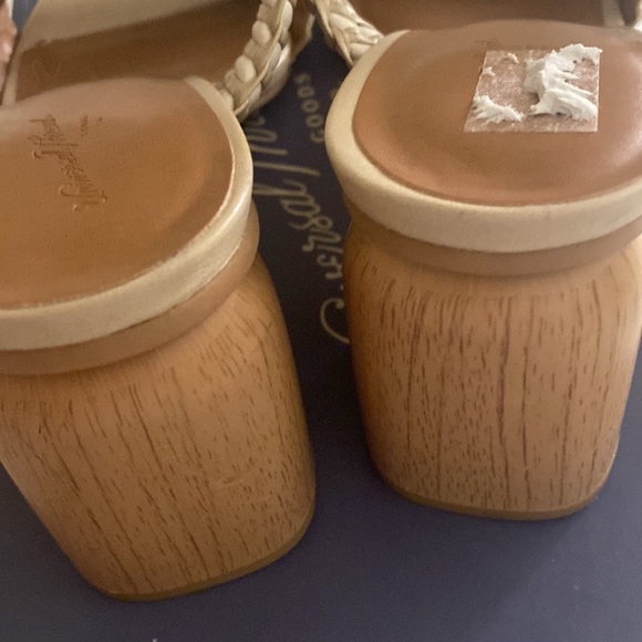 Ladies 9 tan sandal heel shoe - Picture 2 of 3